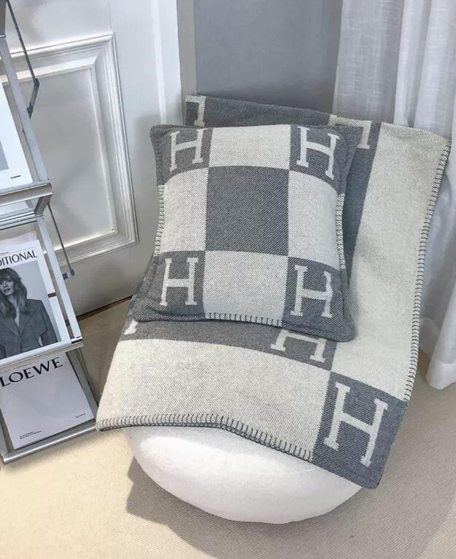 HANNA PILLOW
