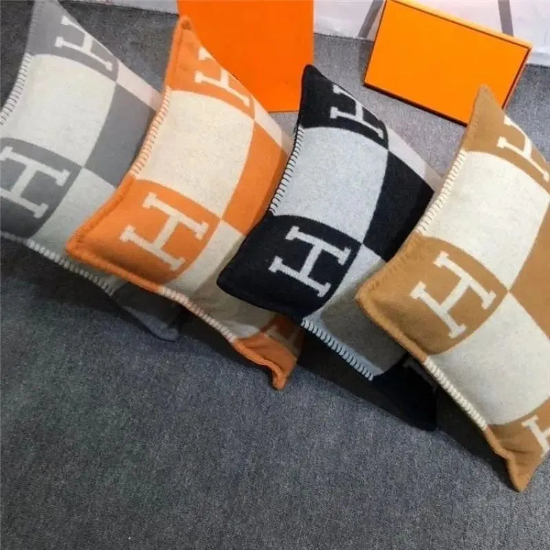 HANNA PILLOW