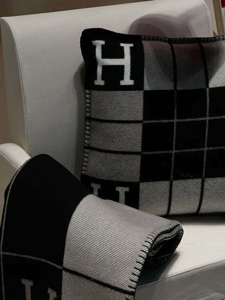 HANNA PILLOW